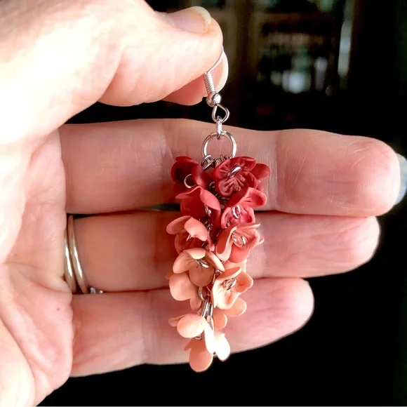 Handmade flower cluster earrings - Picture 3 of 3